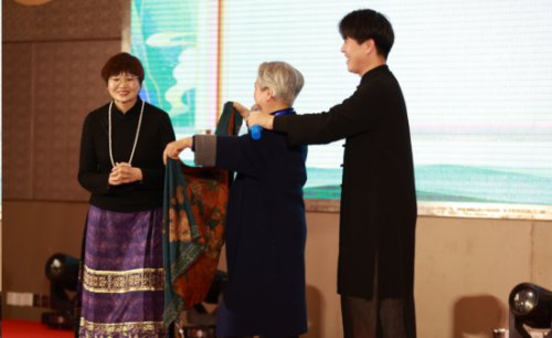 收到香囊的同學給末媽回贈絲巾