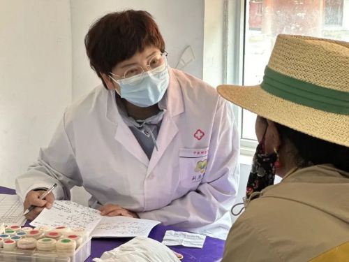 李末兒老師藏族義診